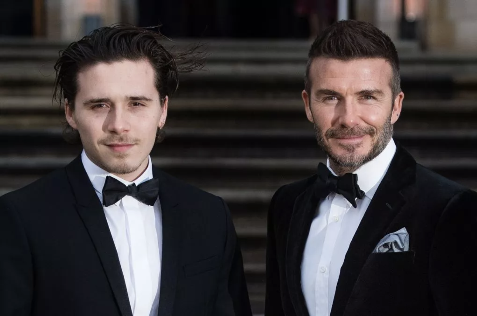 Brooklyn Beckham vang mat trong ngay cha cau duoc phong tuoc Hiep si